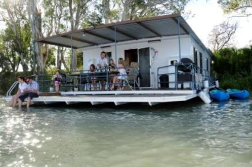 фото отеля Boats and Bedzzz Houseboat Stays