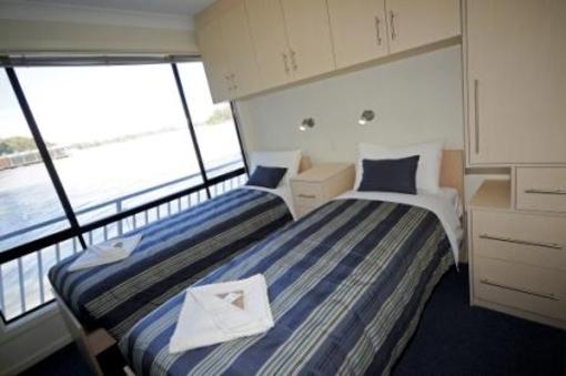 фото отеля Boats and Bedzzz Houseboat Stays