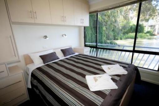 фото отеля Boats and Bedzzz Houseboat Stays