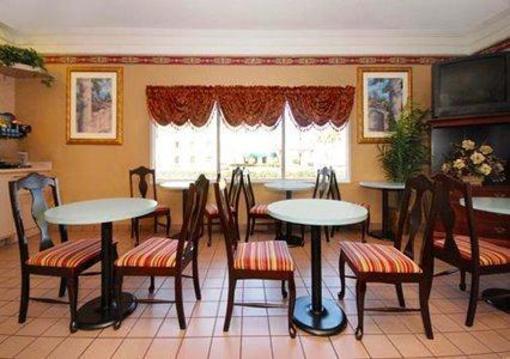 фото отеля Econo Lodge Mobile