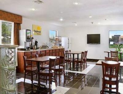 фото отеля Days Inn and Suites Port Arthur (Texas)