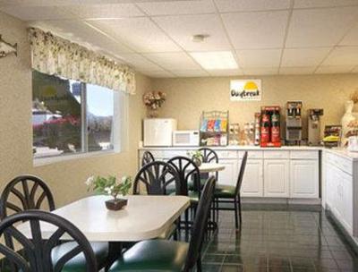 фото отеля Days Inn Oceanside at the Coast