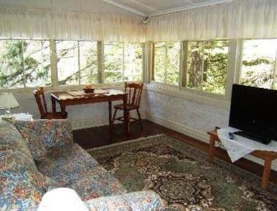 фото отеля Whispering Pines Chalet