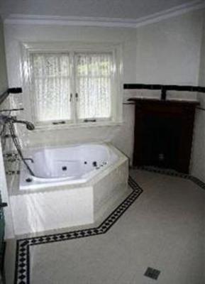 фото отеля Whispering Pines Chalet