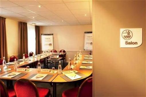 фото отеля Campanile Hotel Saint-Germain-en-Laye