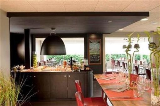 фото отеля Campanile Hotel Saint-Germain-en-Laye