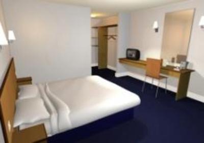 фото отеля Travelodge Cardiff Central