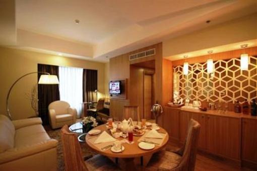 фото отеля Golden Tulip Chattarpur New Delhi