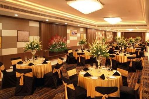фото отеля Golden Tulip Chattarpur New Delhi