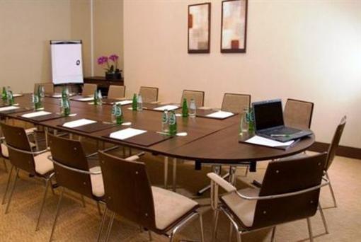 фото отеля Holiday Inn Warsaw - Jozefow