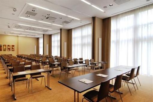 фото отеля Holiday Inn Warsaw - Jozefow