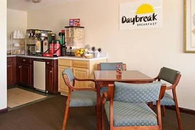фото отеля Traveler's Inn Macon