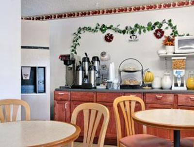 фото отеля Super 8 Muncie Ball St
