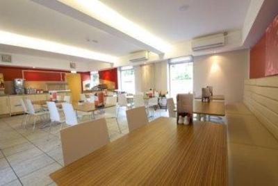 фото отеля Travelodge Dundee Strathmore Avenue