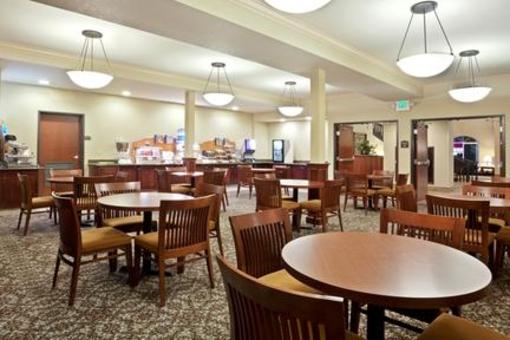 фото отеля Holiday Inn Express Hotel & Suites Seaside - Convention Center