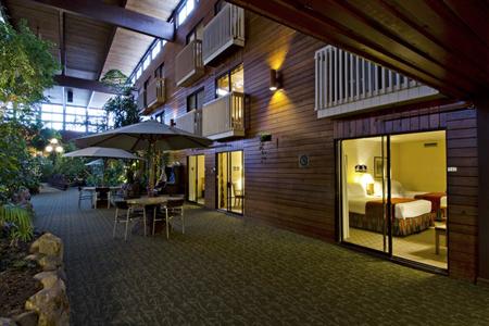 фото отеля BEST WESTERN PLUS Vernon Lodge & Conference Centre