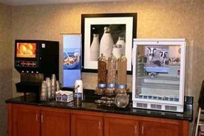 фото отеля Hampton Inn & Suites Cedar Rapids - North