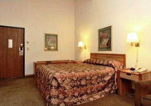 фото отеля Econo Lodge Watertown