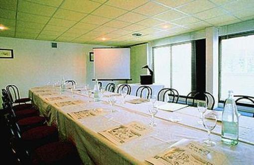 фото отеля L'auberge De Nicey Romilly-sur-Seine