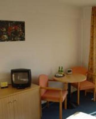 фото отеля Hotel Zum Grunen Tor Hoppegarten