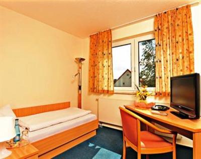 фото отеля Hotel Zum Grunen Tor Hoppegarten