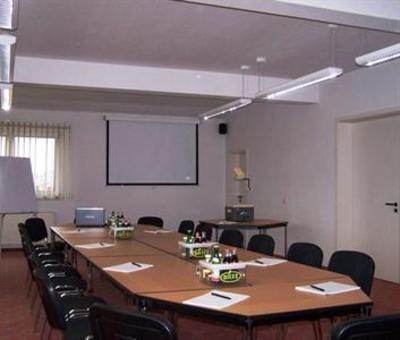фото отеля Hotel Zum Grunen Tor Hoppegarten