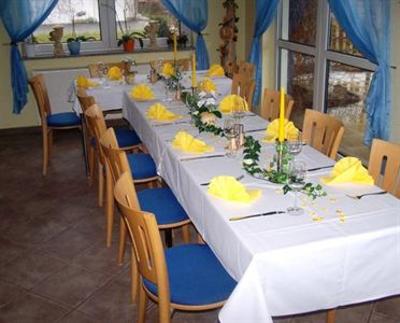 фото отеля Hotel Zum Grunen Tor Hoppegarten
