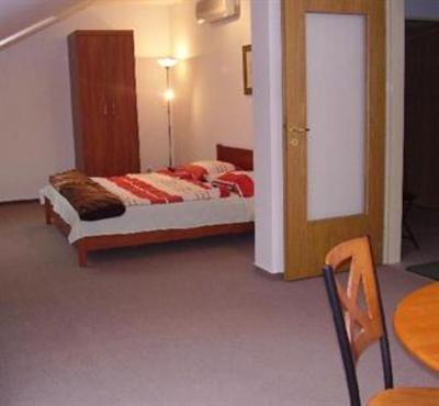 фото отеля Hold Apartmanok