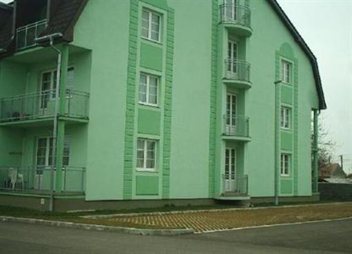 фото отеля Hold Apartmanok