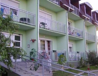 фото отеля Hold Apartmanok