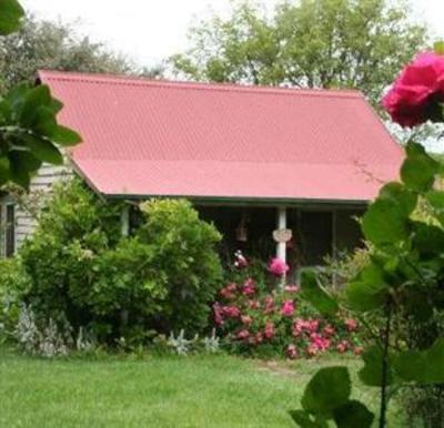 фото отеля Poppys Cottage Armidale