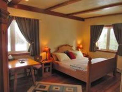 фото отеля Solace on the Mountain Bed & Breakfast