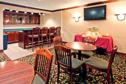 фото отеля Holiday Inn Express Fort Campbell Oak Grove