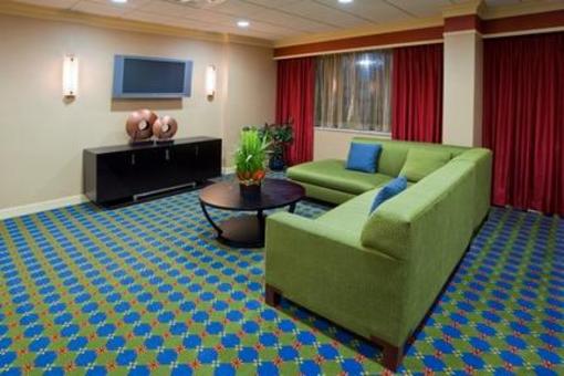 фото отеля Holiday Inn Express Washington DC SW-Springfield