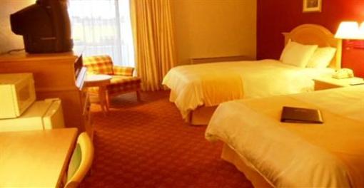фото отеля Newport Ambassador Inn & Suites