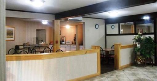 фото отеля Newport Ambassador Inn & Suites