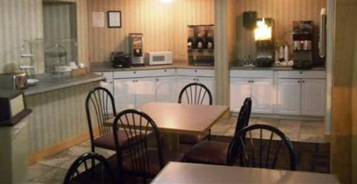 фото отеля Newport Ambassador Inn & Suites