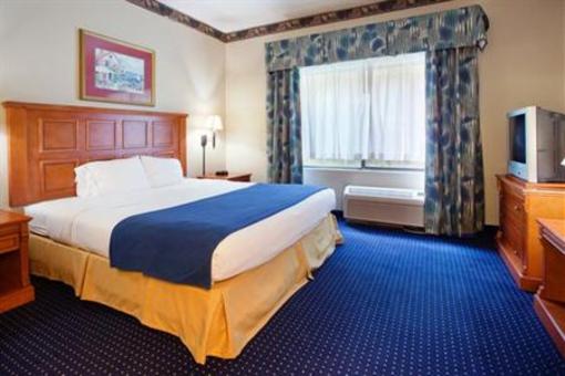 фото отеля Holiday Inn Express Hotel & Suites Savannah-Conf Center @ I-95