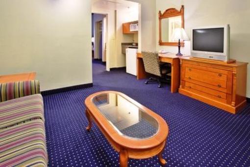 фото отеля Holiday Inn Express Hotel & Suites Savannah-Conf Center @ I-95