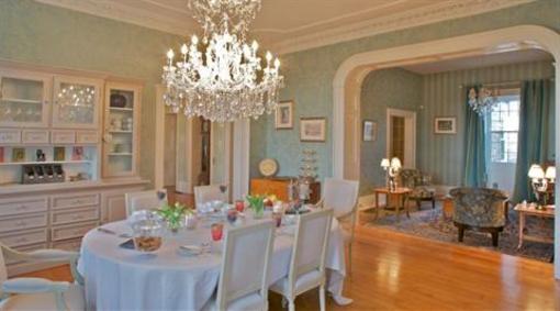 фото отеля Maplehurst Manor Accommodations