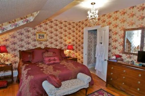 фото отеля Maplehurst Manor Accommodations
