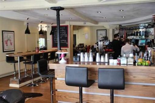 фото отеля Mad Jacks Bar And Restaurant With Rooms
