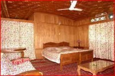 фото отеля Royal Dandoo Palace House Boat Srinagar