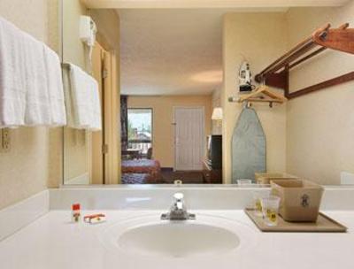 фото отеля Super 8 Mooresville Lake Norman