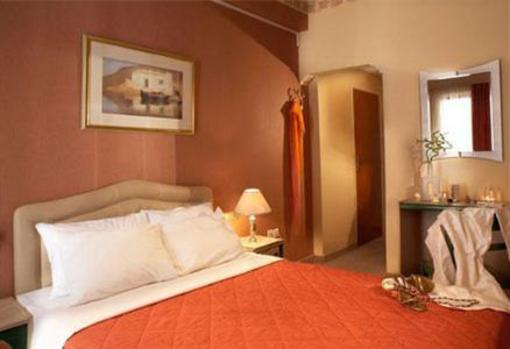 фото отеля Piraeus Inn