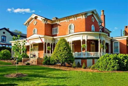 фото отеля The Carriage House Inn Bed and Breakfast