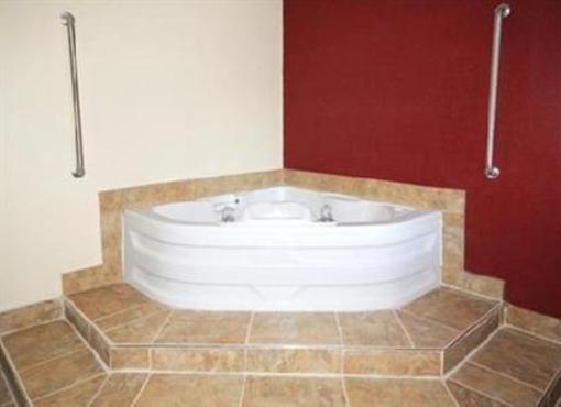 фото отеля Red Roof Inn and Suites Cincinnati North-Mason