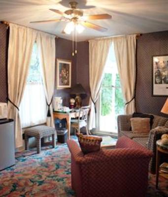 фото отеля Arbor House Suites Bed and Breakfast