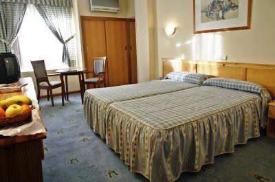 фото отеля Hotel Puerta de Segovia