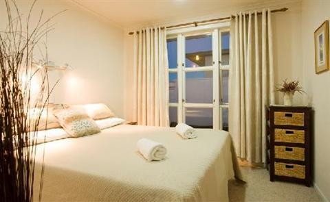 фото отеля East West Apartments